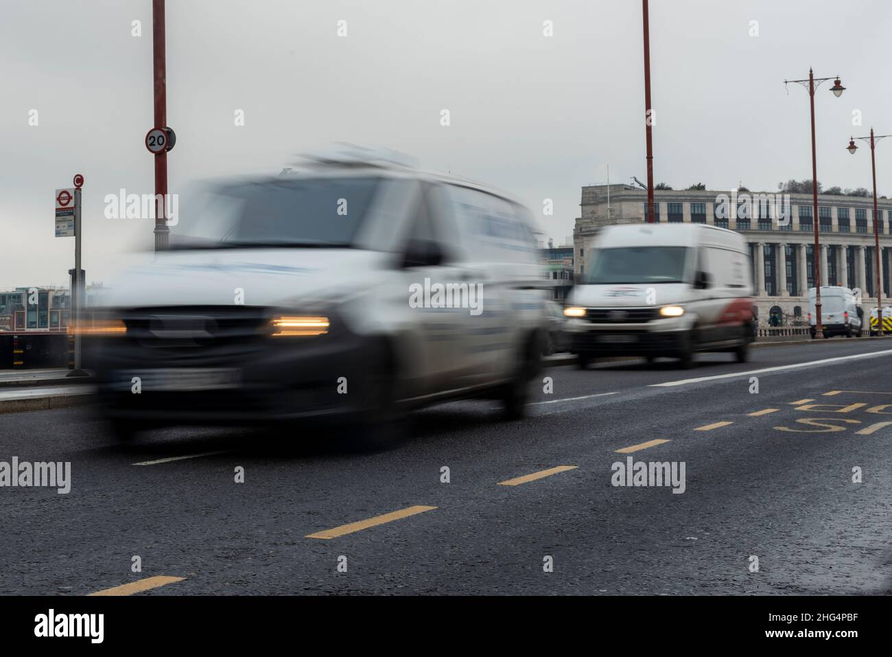 Londres, Reino Unido. 18 de enero de 2022. El tráfico pasa por el puente Blackfriars. Sadiq Khan, Alcalde de Londres, ha pedido a Transport for London (TfL) que explore los precios de las carreteras que cobrarían por la distancia recorrida, el tiempo y la ubicación después de que un informe constatara que los viajes en coche en la capital debían reducirse en más de una cuarta parte para cumplir los objetivos netos de cero emisiones para 2030. Crédito: Stephen Chung / Alamy Live News Foto de stock