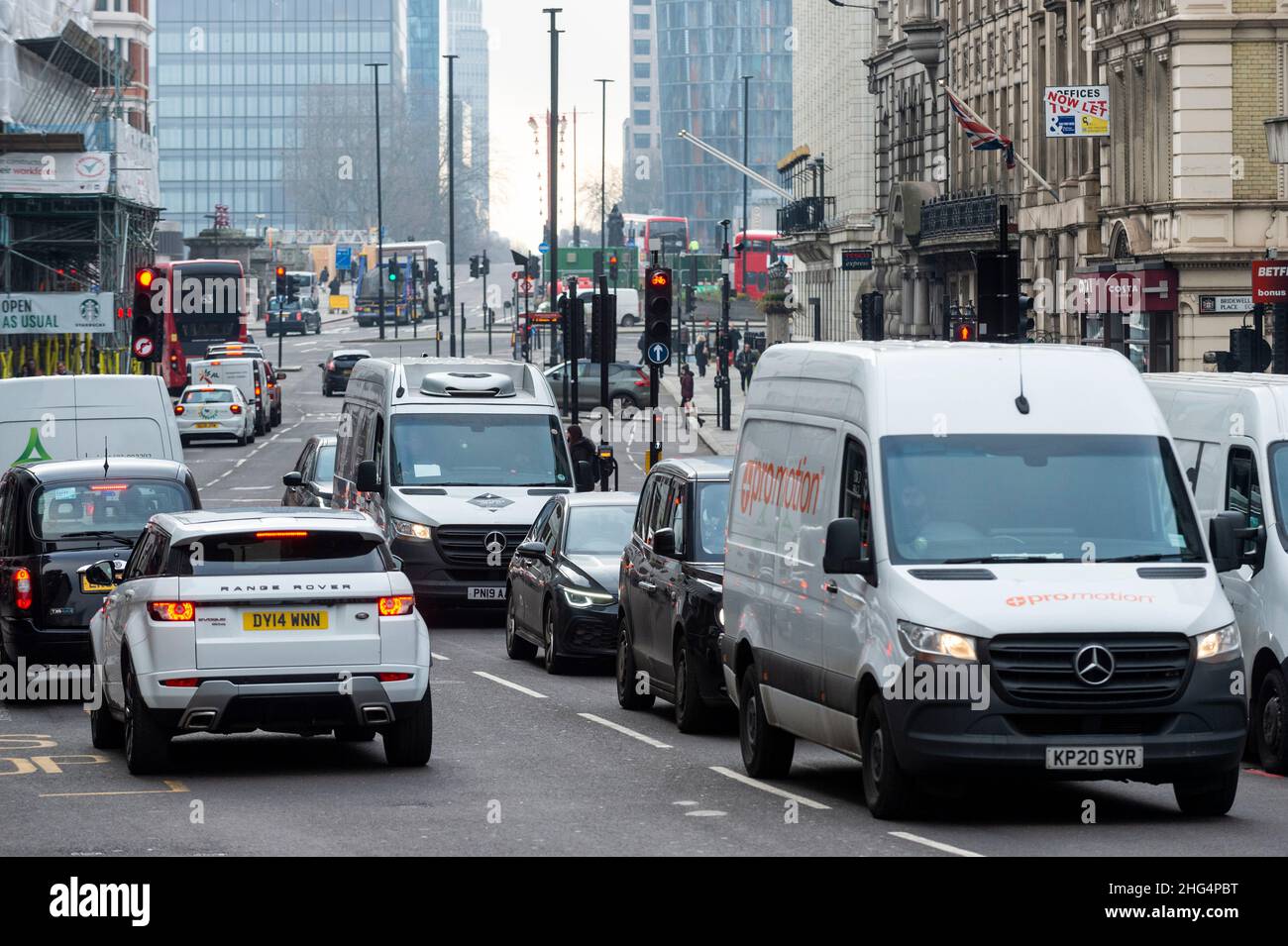 Londres, Reino Unido. 18 de enero de 2022. Tráfico en Farringdon Street. Sadiq Khan, Alcalde de Londres, ha pedido a Transport for London (TfL) que explore los precios de las carreteras que cobrarían por la distancia recorrida, el tiempo y la ubicación después de que un informe constatara que los viajes en coche en la capital debían reducirse en más de una cuarta parte para cumplir los objetivos netos de cero emisiones para 2030. Crédito: Stephen Chung / Alamy Live News Foto de stock