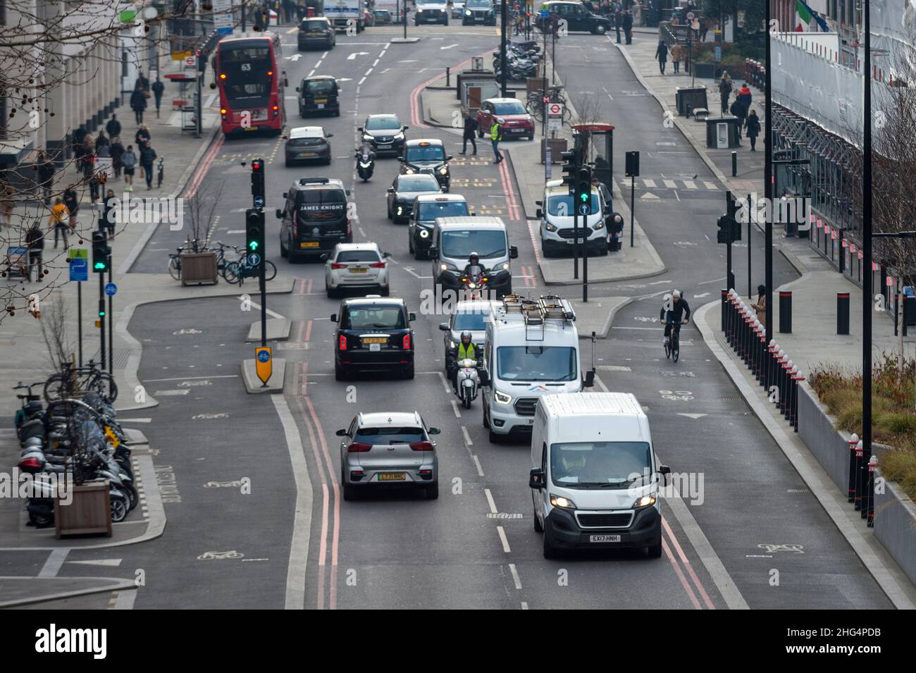 Londres, Reino Unido. 18 de enero de 2022. Tráfico en Farringdon Street. Sadiq Khan, Alcalde de Londres, ha pedido a Transport for London (TfL) que explore los precios de las carreteras que cobrarían por la distancia recorrida, el tiempo y la ubicación después de que un informe constatara que los viajes en coche en la capital debían reducirse en más de una cuarta parte para cumplir los objetivos netos de cero emisiones para 2030. Crédito: Stephen Chung / Alamy Live News Foto de stock