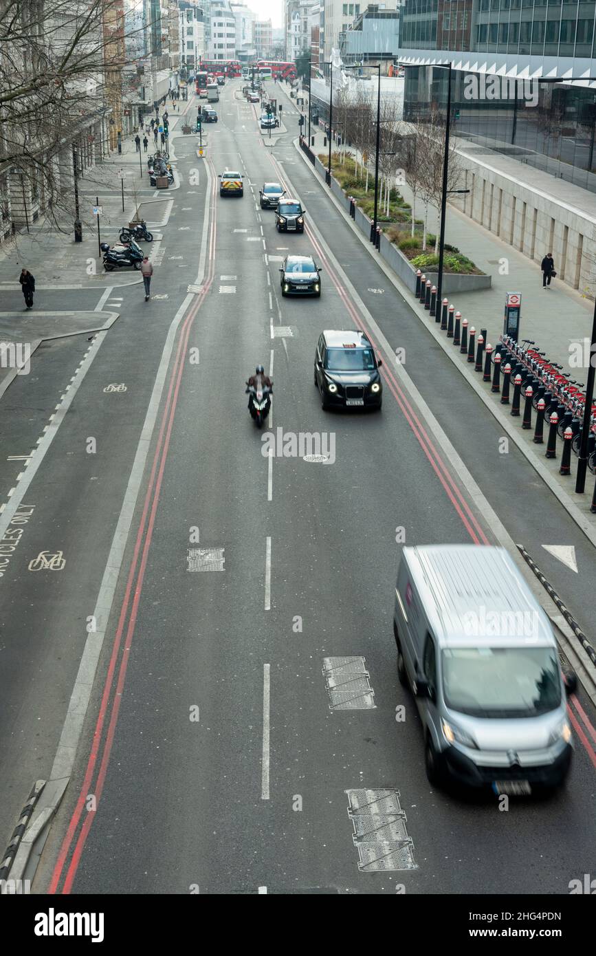 Londres, Reino Unido. 18 de enero de 2022. Tráfico en Farringdon Street. Sadiq Khan, Alcalde de Londres, ha pedido a Transport for London (TfL) que explore los precios de las carreteras que cobrarían por la distancia recorrida, el tiempo y la ubicación después de que un informe constatara que los viajes en coche en la capital debían reducirse en más de una cuarta parte para cumplir los objetivos netos de cero emisiones para 2030. Crédito: Stephen Chung / Alamy Live News Foto de stock