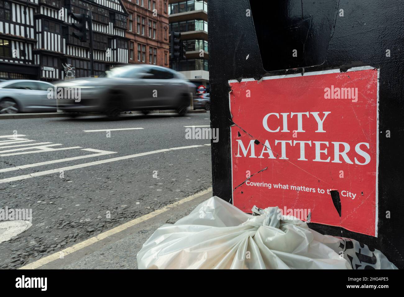 Londres, Reino Unido. 18 de enero de 2022. El tráfico pasa un cartel de actualidad en Holborn. Sadiq Khan, Alcalde de Londres, ha pedido a Transport for London (TfL) que explore los precios de las carreteras que cobrarían por la distancia recorrida, el tiempo y la ubicación después de que un informe constatara que los viajes en coche en la capital debían reducirse en más de una cuarta parte para cumplir los objetivos netos de cero emisiones para 2030. Crédito: Stephen Chung / Alamy Live News Foto de stock