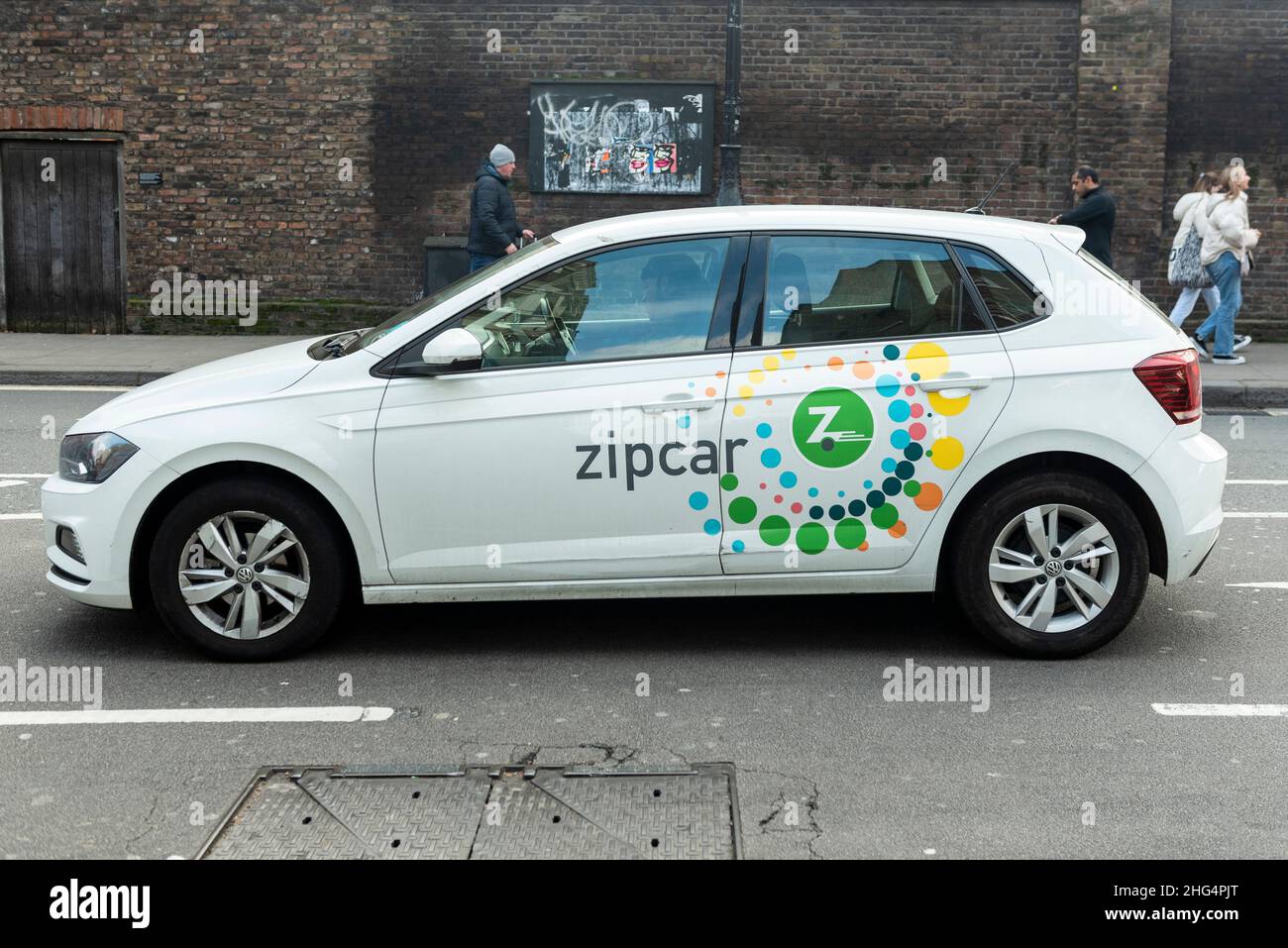 Londres, Reino Unido. 18 de enero de 2022. Un vehículo Zipcar en Theobalds Road. Sadiq Khan, Alcalde de Londres, ha pedido a Transport for London (TfL) que explore los precios de las carreteras que cobrarían por la distancia recorrida, el tiempo y la ubicación después de que un informe constatara que los viajes en coche en la capital debían reducirse en más de una cuarta parte para cumplir los objetivos netos de cero emisiones para 2030. Crédito: Stephen Chung / Alamy Live News Foto de stock