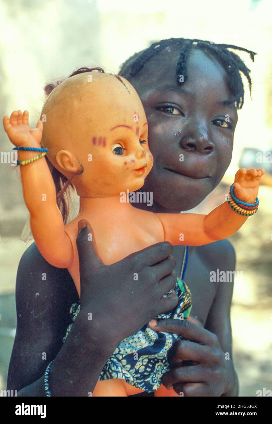 Retrato de una chica joven bozo con una muñeca blanca. Dagua Womina, Malí, África Occidental Foto de stock