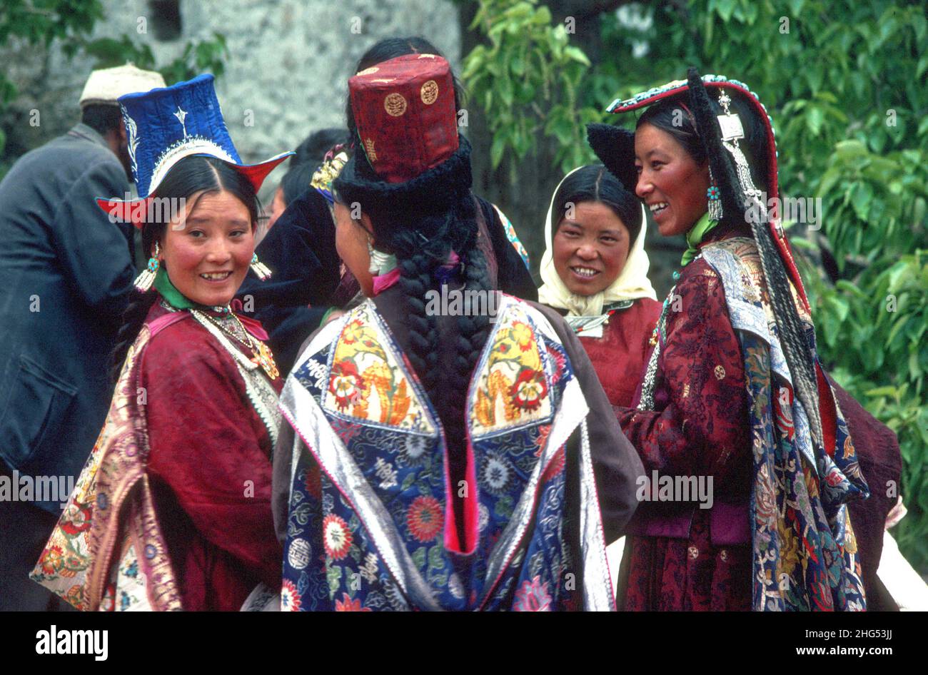 Un grupo de mujeres Ladakhi felices en su colorista y tradicional finería en un festival en Thiksay, Ladakh. N. India Foto de stock