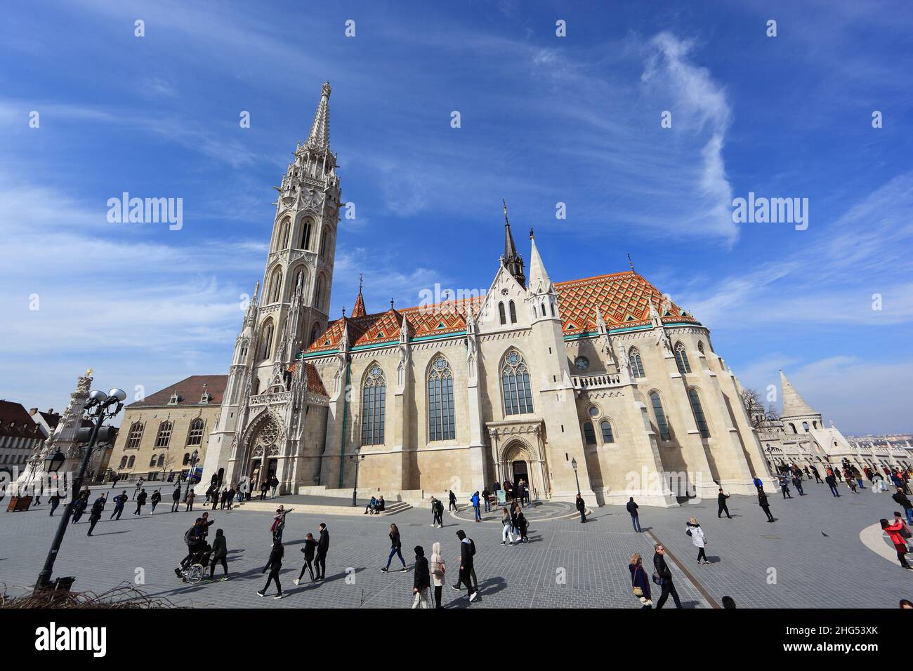 Iglesia de Matthias, situada en Budapest, Hungría, frente al Bastión de los  Pescadores en el corazón del distrito del Castillo de Buda Fotografía de  stock - Alamy
