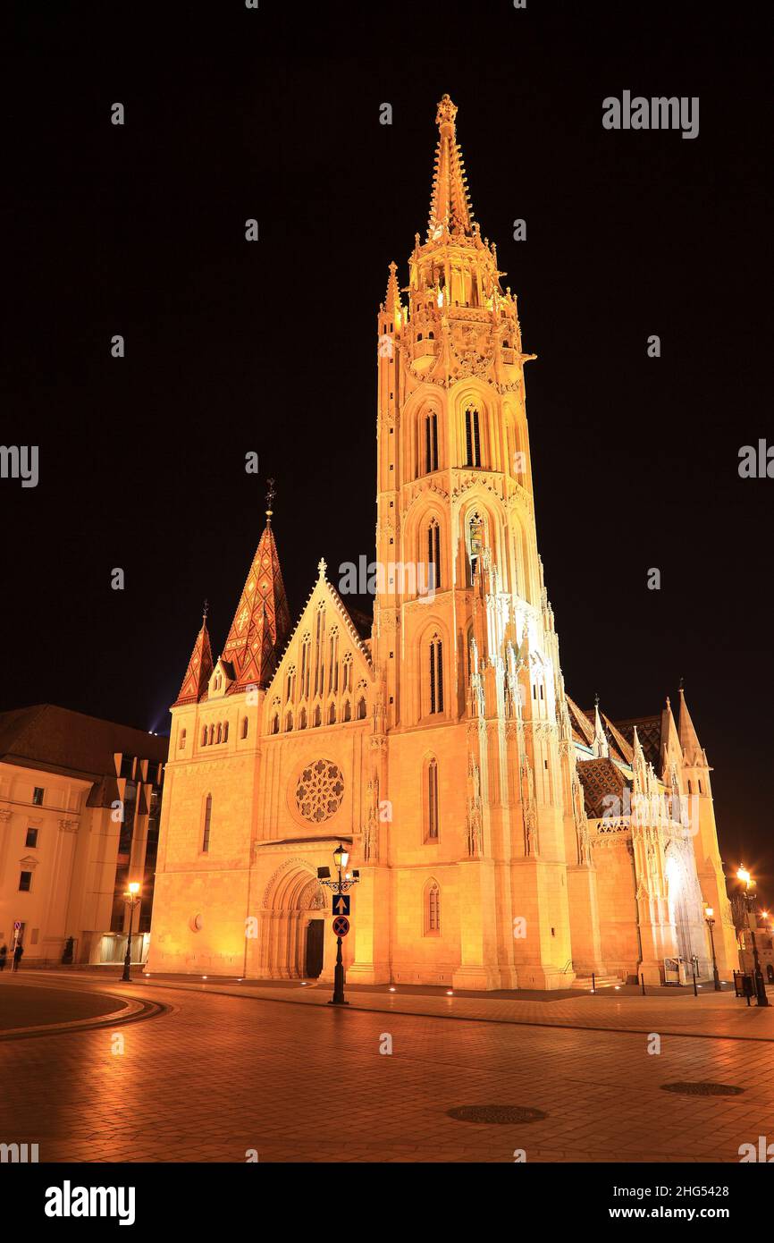 Iglesia de Matthias, situada en Budapest, Hungría, frente al Bastión de los  Pescadores en el corazón del distrito del Castillo de Buda Fotografía de  stock - Alamy