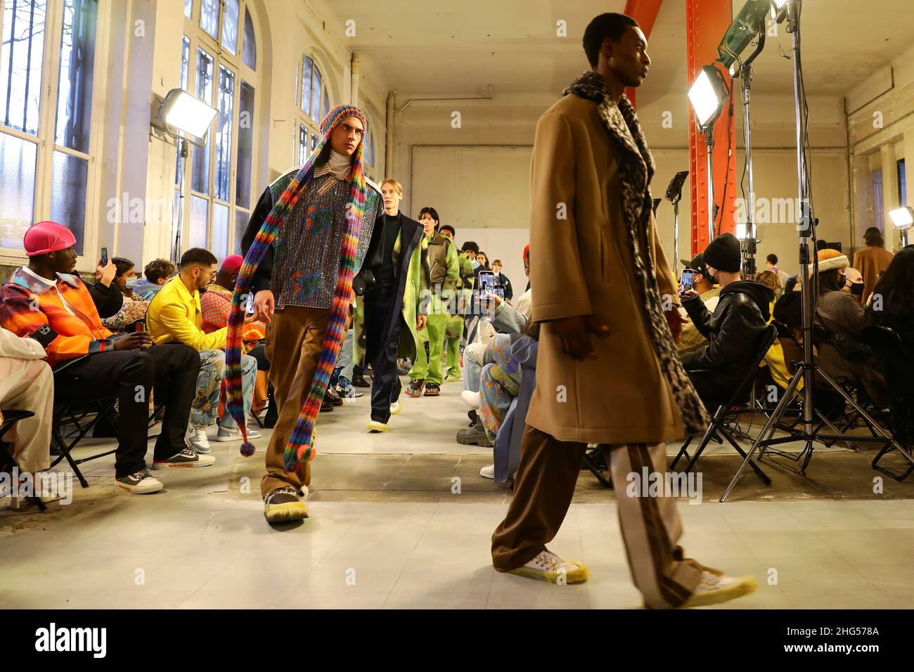 Los modelos presentan creaciones del diseñador Anthony Alvarez como parte  de su exposición de la colección Otoño/Invierno 2022 para la marca  Bluemarble durante la Semana de la Moda masculina en París, Francia,