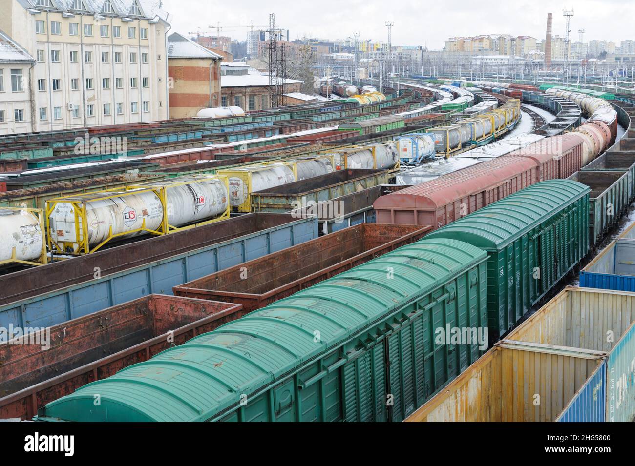 Lviv, Lvivska, Ucrania. 18th de Ene de 2022. Trenes y vagones de mercancías en las vías de ferrocarril de Lviv Estación de ferrocarril. Los ferrocarriles estatales ucranianos (Ukrzaliznytsia) tiene unos ingresos de UAH 457 millones. La extensión total de los ferrocarriles administrados por Ukrzaliznytsia es actualmente de alrededor de 22.300 km, de los cuales 9.752 km (44,3%) están completamente electrificados con el uso del alambre aéreo. (Imagen de crédito: © Mykola TYS/SOPA Images via ZUMA Press Wire) Foto de stock