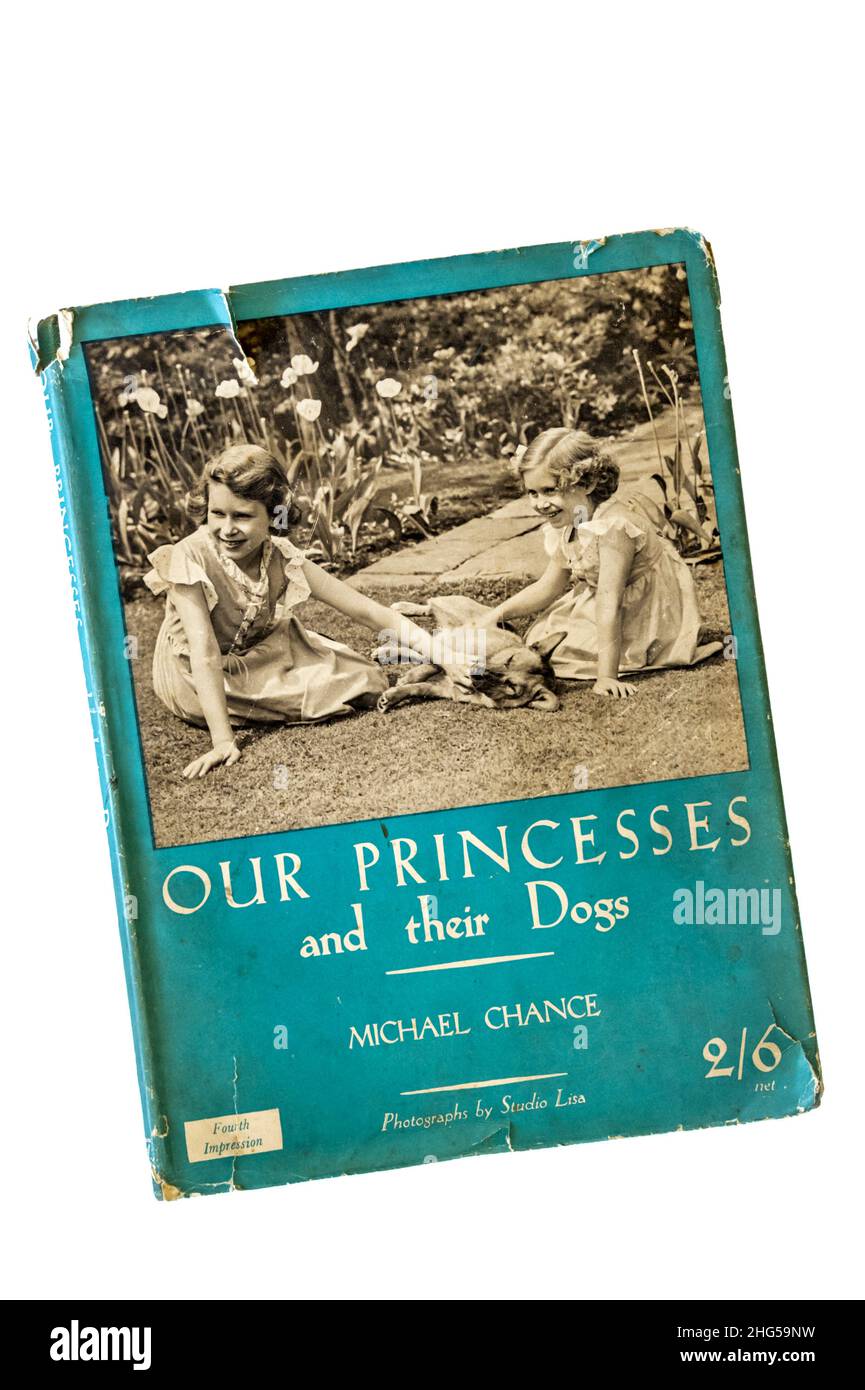 Una vieja copia halagada de nuestras princesas y sus perros. Fotos de la Princesa Elizabeth y la Princesa Margaret Rose. Publicado por primera vez en 1936. Foto de stock