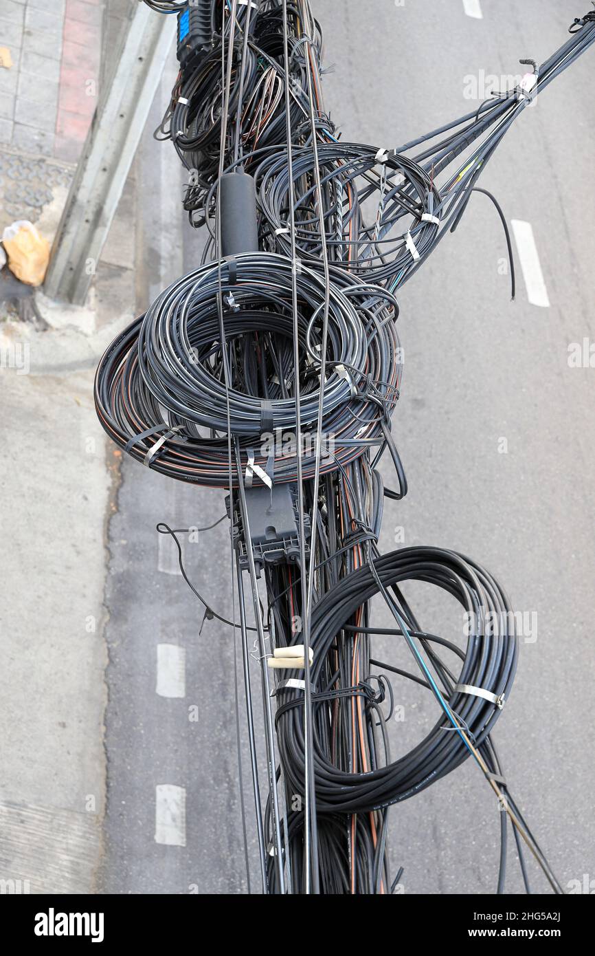 El caos de cables y alambres, alambre de repuesto para recablear Foto de stock