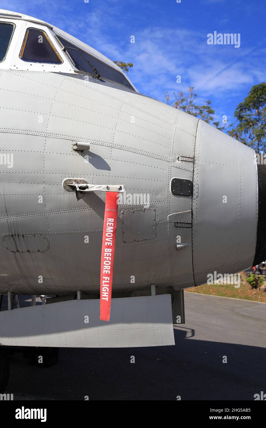 Retire la señal antes del vuelo de una aeronave, RETIRLE ROJO ANTES DE LA ETIQUETA DE VUELO en la aeronave, para recordarle al piloto que debe asegurarse de que todas las cubiertas se retiran antes de volar Foto de stock