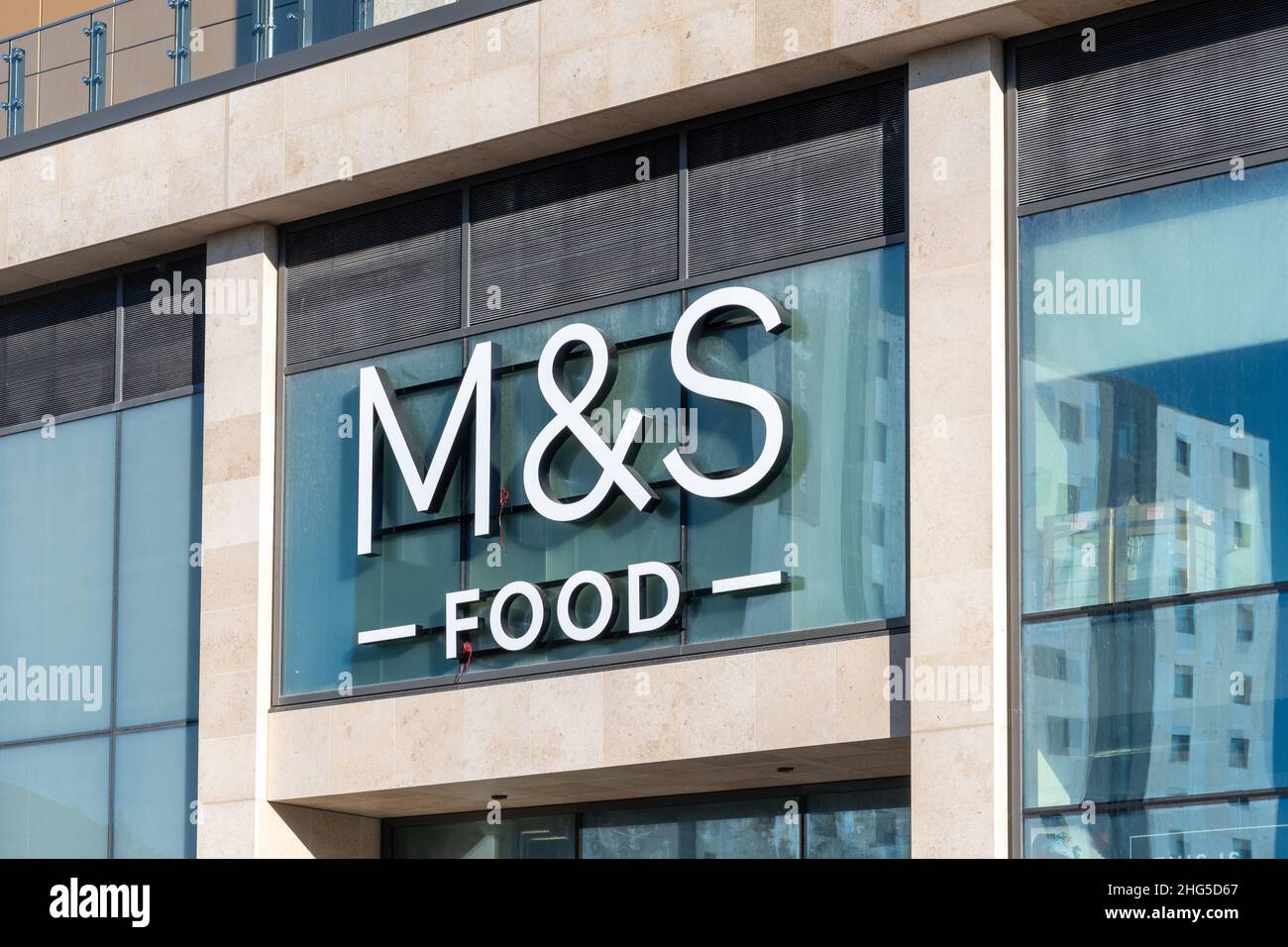 M & S Food sign en la tienda de alimentación en el nuevo bloque de torres en Victoria Square Development en el centro de la ciudad de Woking, Surrey, Inglaterra, Reino Unido. Marks & Spencer. Foto de stock