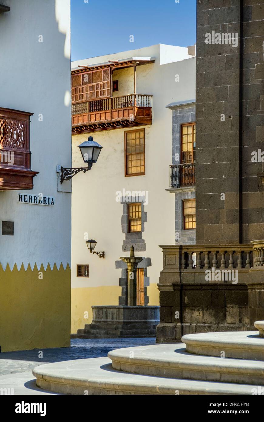 Old Las Palmas Vegueta escena de la calle en el sol de la tarde, con la Catedral Santa Ana en primer plano con los pasos de entrada Vegueta Las Palmas de Gran Canaria España Foto de stock