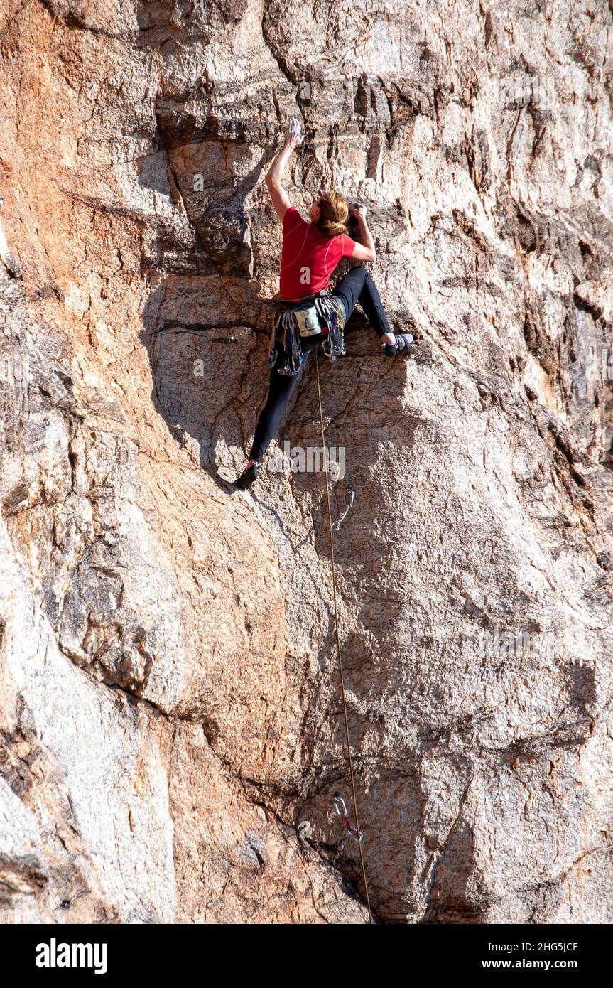 El escalador de la roca masculina lucha en la roca muy empinada. Montañas Santa Catalina, Arizona Foto de stock