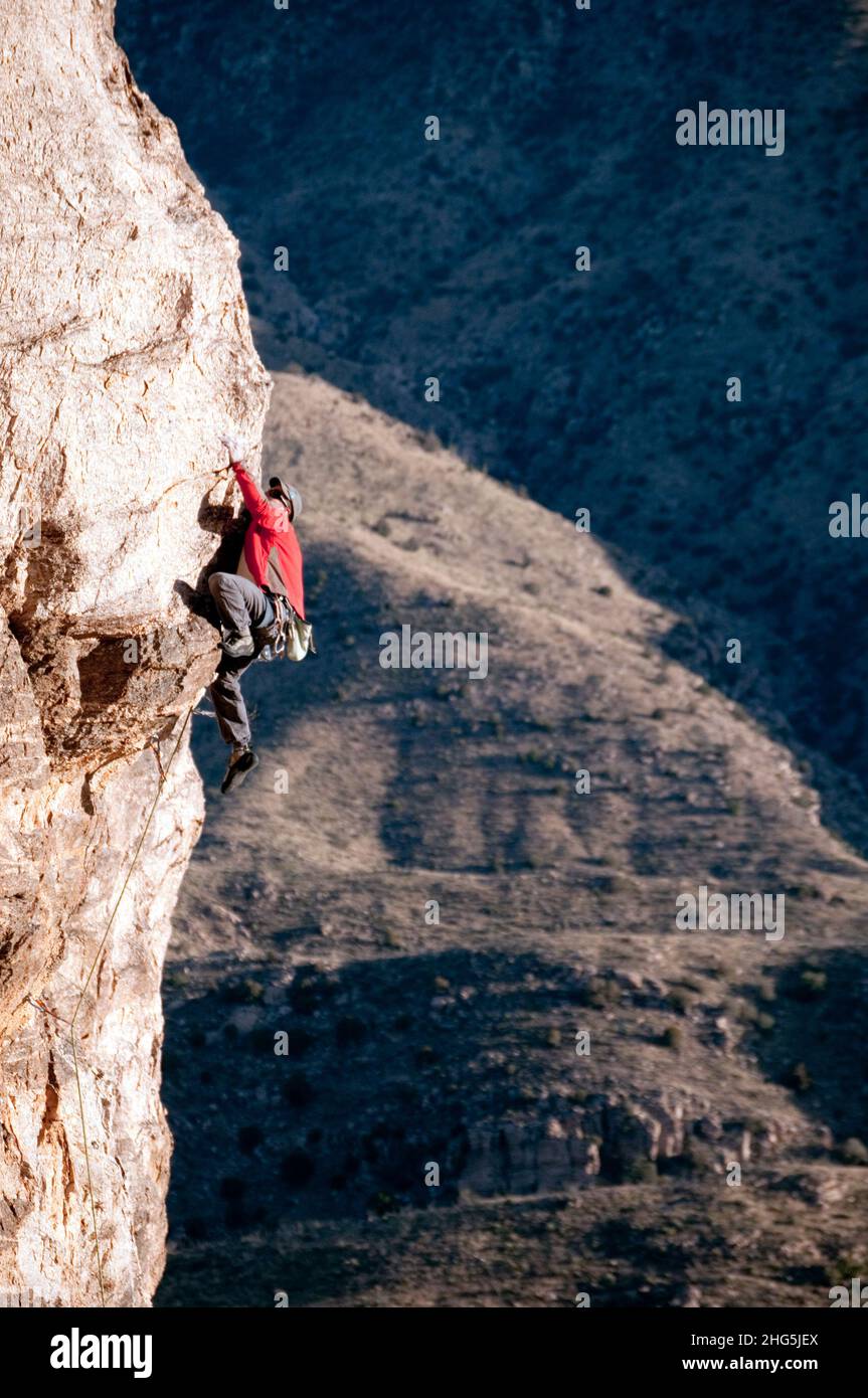 El escalador de la roca masculina lucha en la roca muy empinada. Montañas Santa Catalina, Arizona Foto de stock