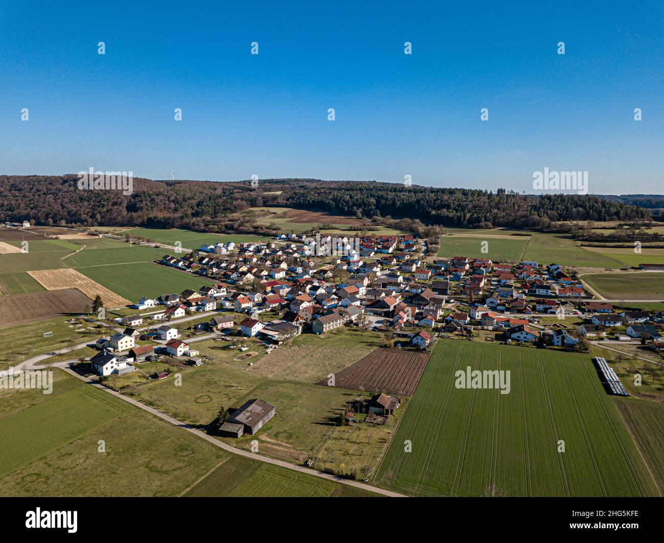 Vista aérea de Böhming, Baviera, Alemania, pequeño pueblo con fuerte rumano Foto de stock