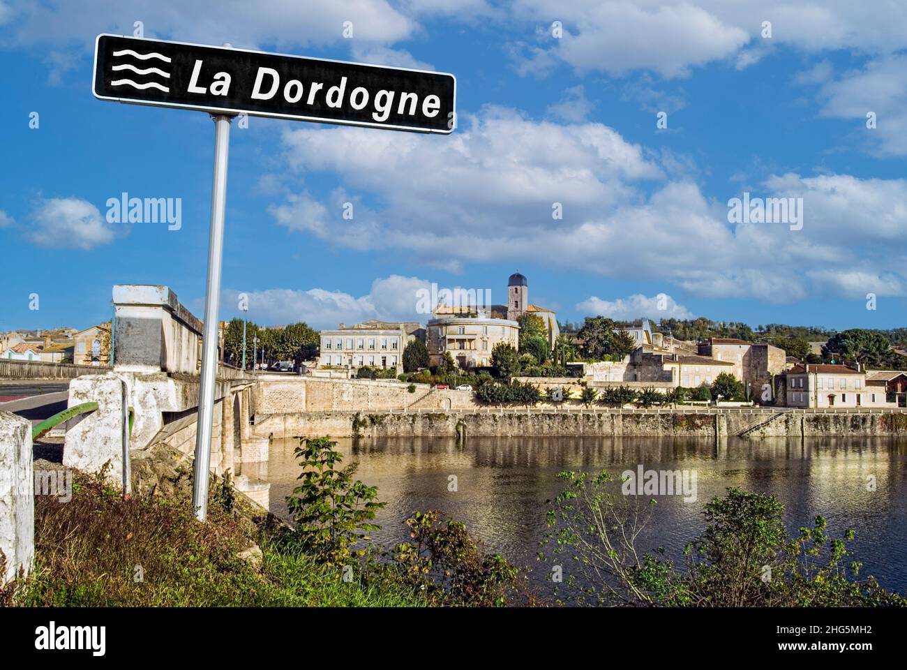 La Dordogne signo y el río en Castillon Burdeos Gironda Francia Foto de stock