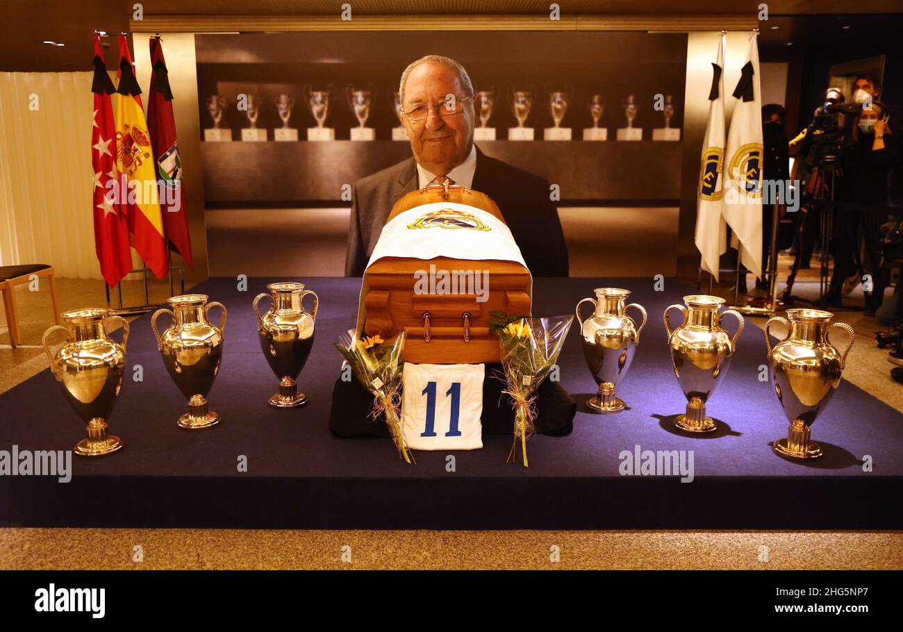 Fútbol - El despertar de la leyenda del Real Madrid Francisco Gento en el  estadio Santiago Bernabeu - Santiago Bernabeu, Madrid, España - 18 de enero  de 2022 El ataúd de la