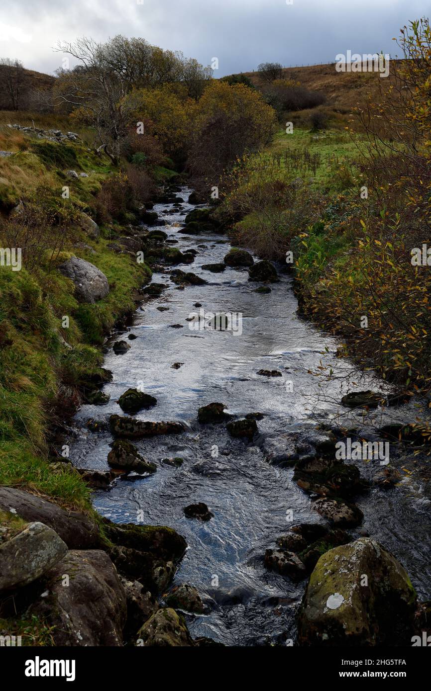 Arroyo de montaña, río, canal, Cuilcagh Boardwalk Trail, Cuilcagh Legnabrocosa Trail, senderismo, caminatas, fermanagh, Irlanda del Norte, Cuilcagh Mountain Park Foto de stock