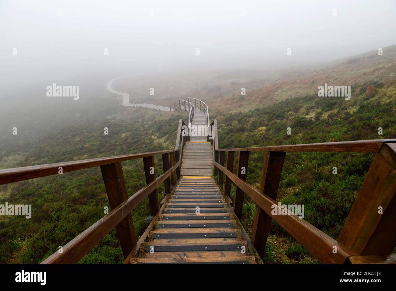 Escalera al cielo, Cuilcagh Boardwalk Trail, Cuilcagh Legnabrocosa Trail, niebla, niebla, clima niebla, poca visibilidad, mal tiempo, mal tiempo para caminatas, hiki Foto de stock