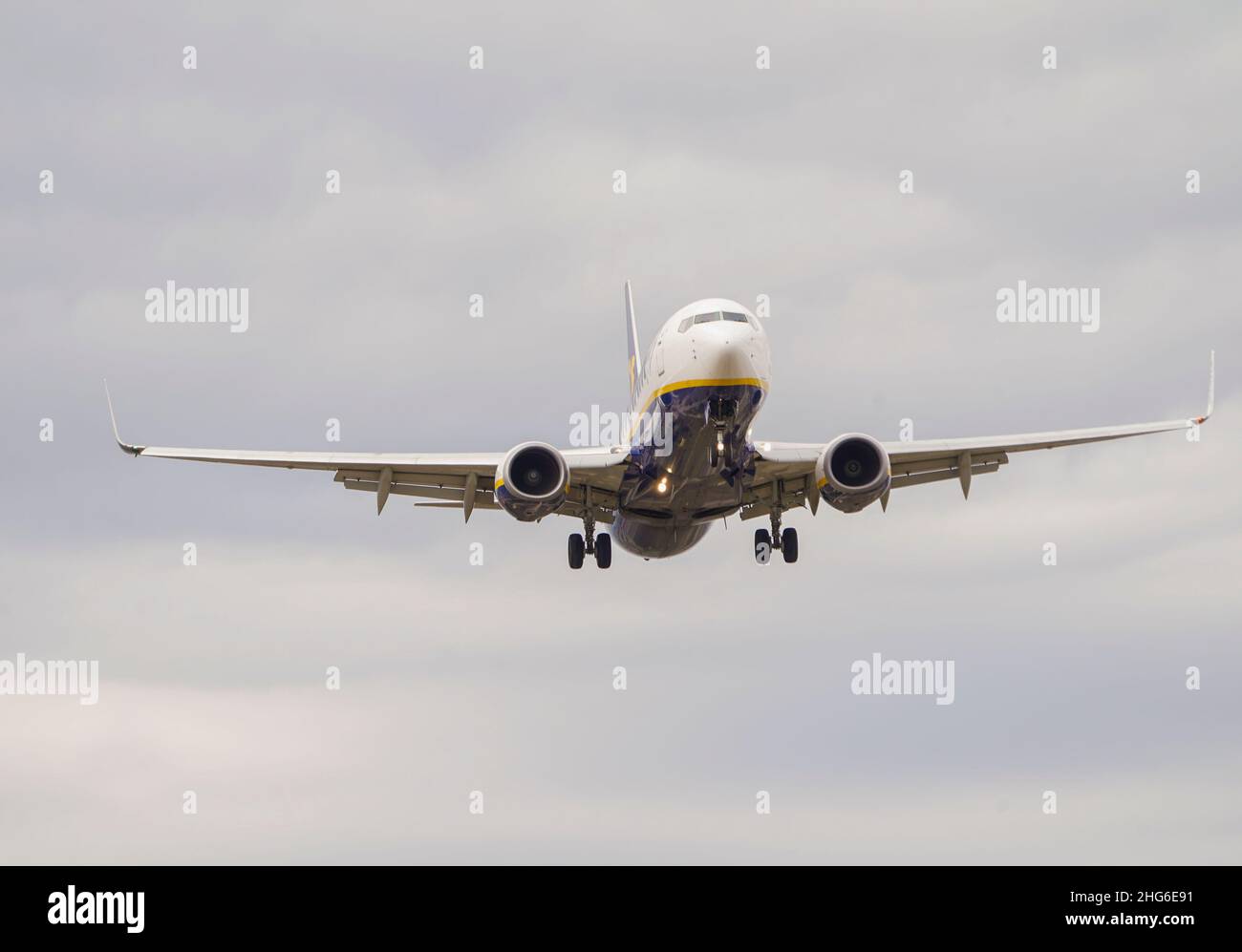 Ryanair, aterrizando en el aeropuerto. Foto de stock