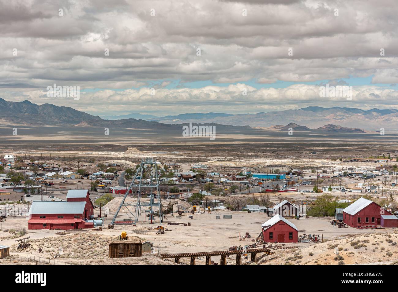 Tonopah, Nevada, US - 19 de mayo de 2011: Paisaje de extensión Amplia ciudad minera en desierto seco marrón con valle plano frente a las montañas oscuras bajo g espeso Foto de stock