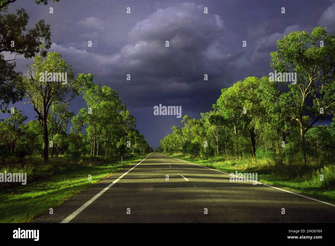 Se avecina una tormenta sobre Gregory Highway, cerca de Charters Towers, Queensland, Australia. Sin PR Foto de stock