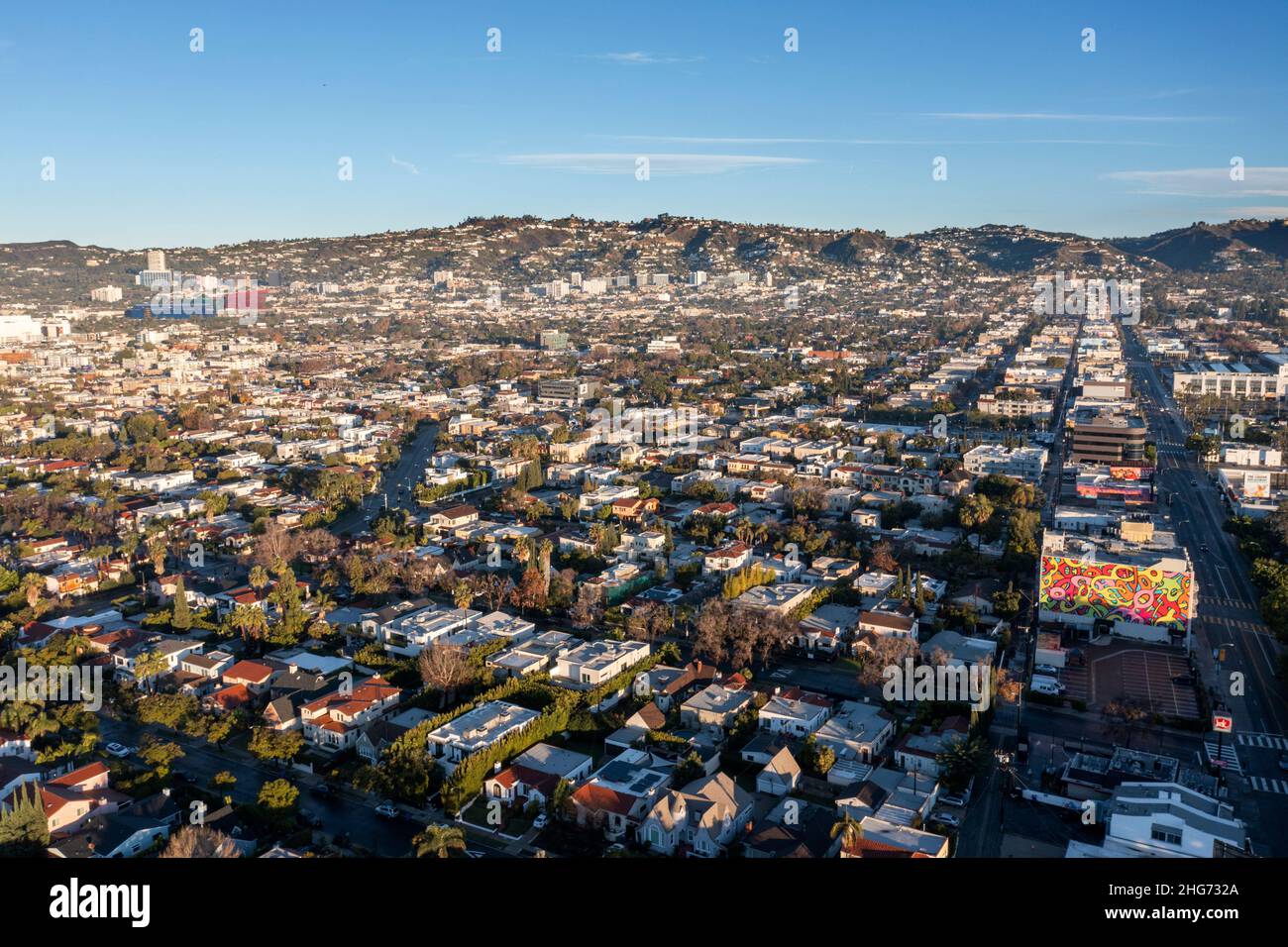 Vista aérea mirando hacia el norte por Fairfax Boulevard hacia Hollywood desde Mid-Wilshire, Los Angeles, California Foto de stock