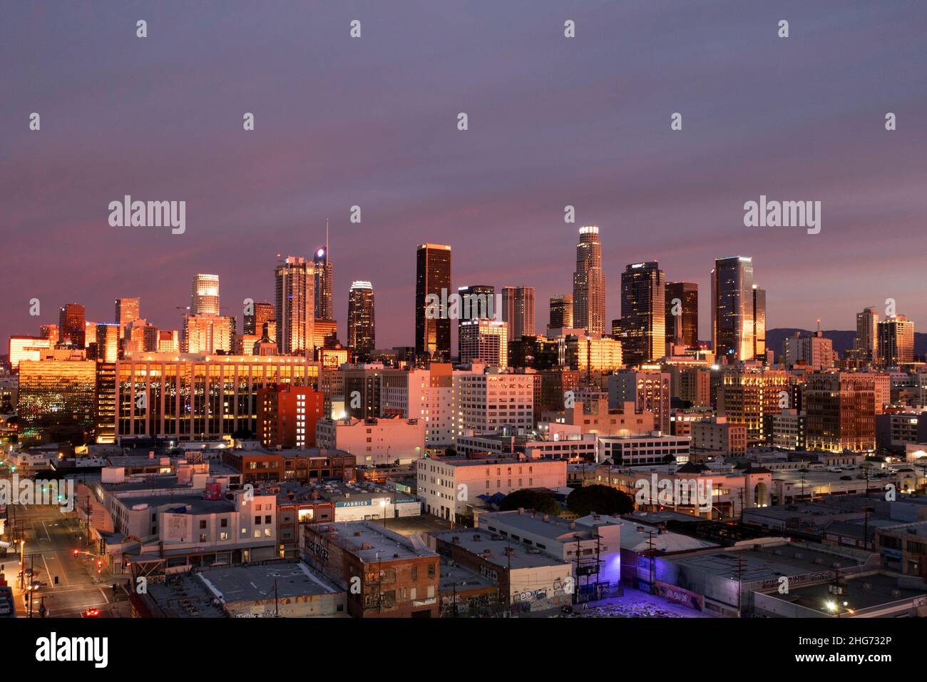 Vista aérea antes del amanecer del horizonte del centro de Los Ángeles con el colorido amanecer que se acerca Foto de stock