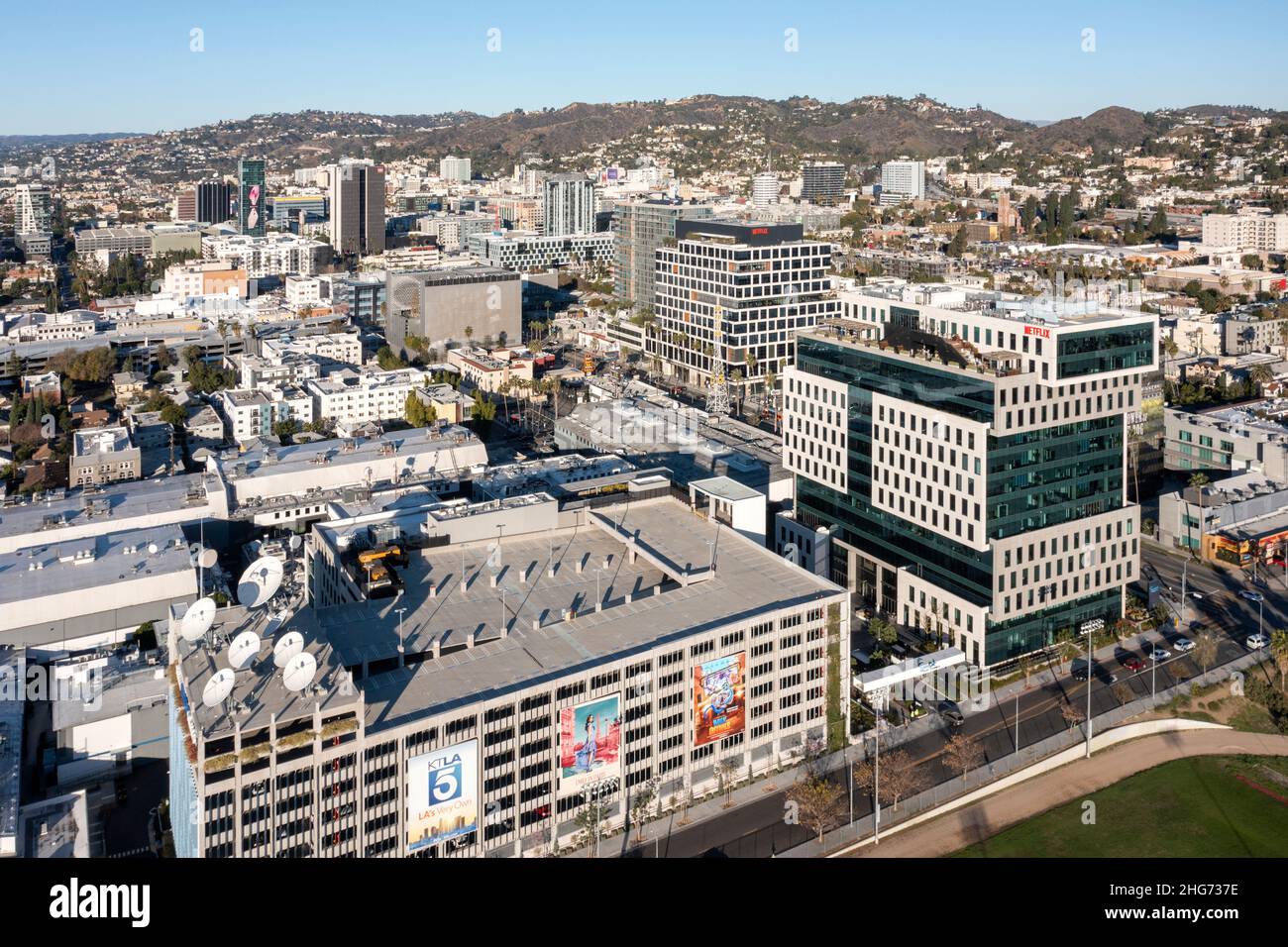 Vista aérea de Hollywood, California, con el edificio de la sede de Netflix en Sunset Boulevard Foto de stock