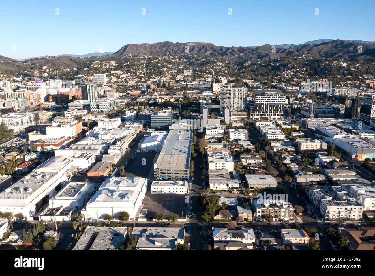Vista aérea hacia Bronson Avenue hacia Hollywood, California Foto de stock