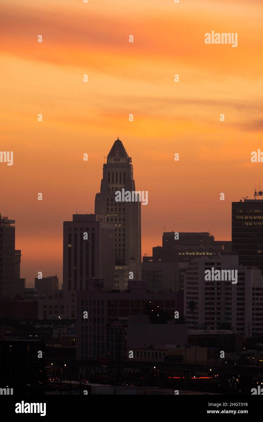 Vista icónica del edificio del Ayuntamiento de Los Ángeles al atardecer Foto de stock