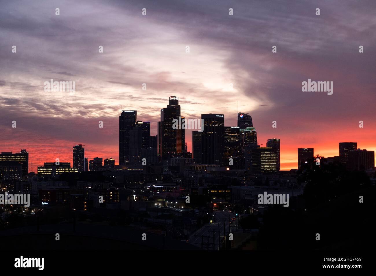 Silueta del horizonte del centro de Los Ángeles con un colorido telón de fondo de puesta de sol Foto de stock