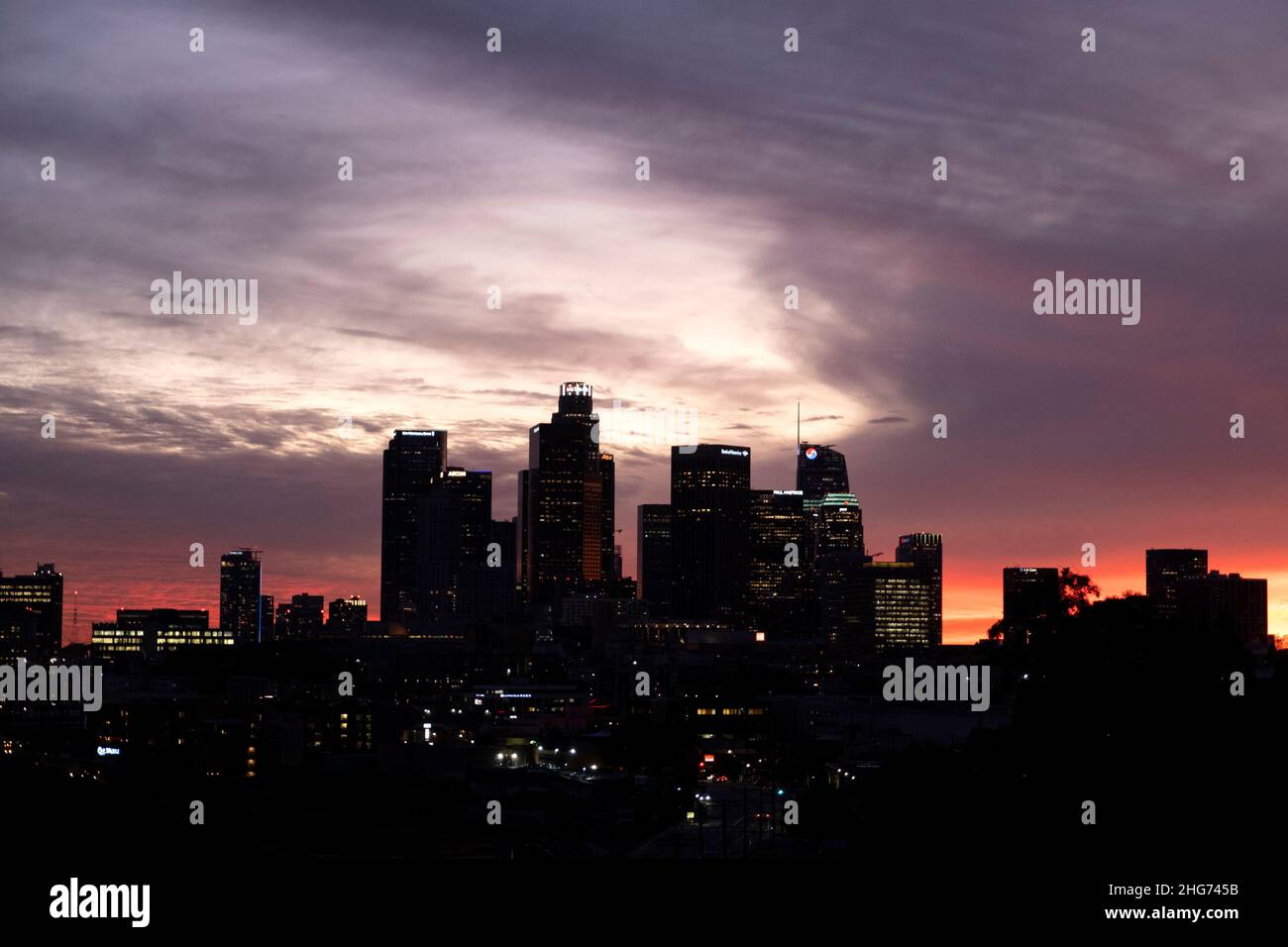 Silueta del horizonte del centro de Los Ángeles con un colorido telón de fondo de puesta de sol Foto de stock