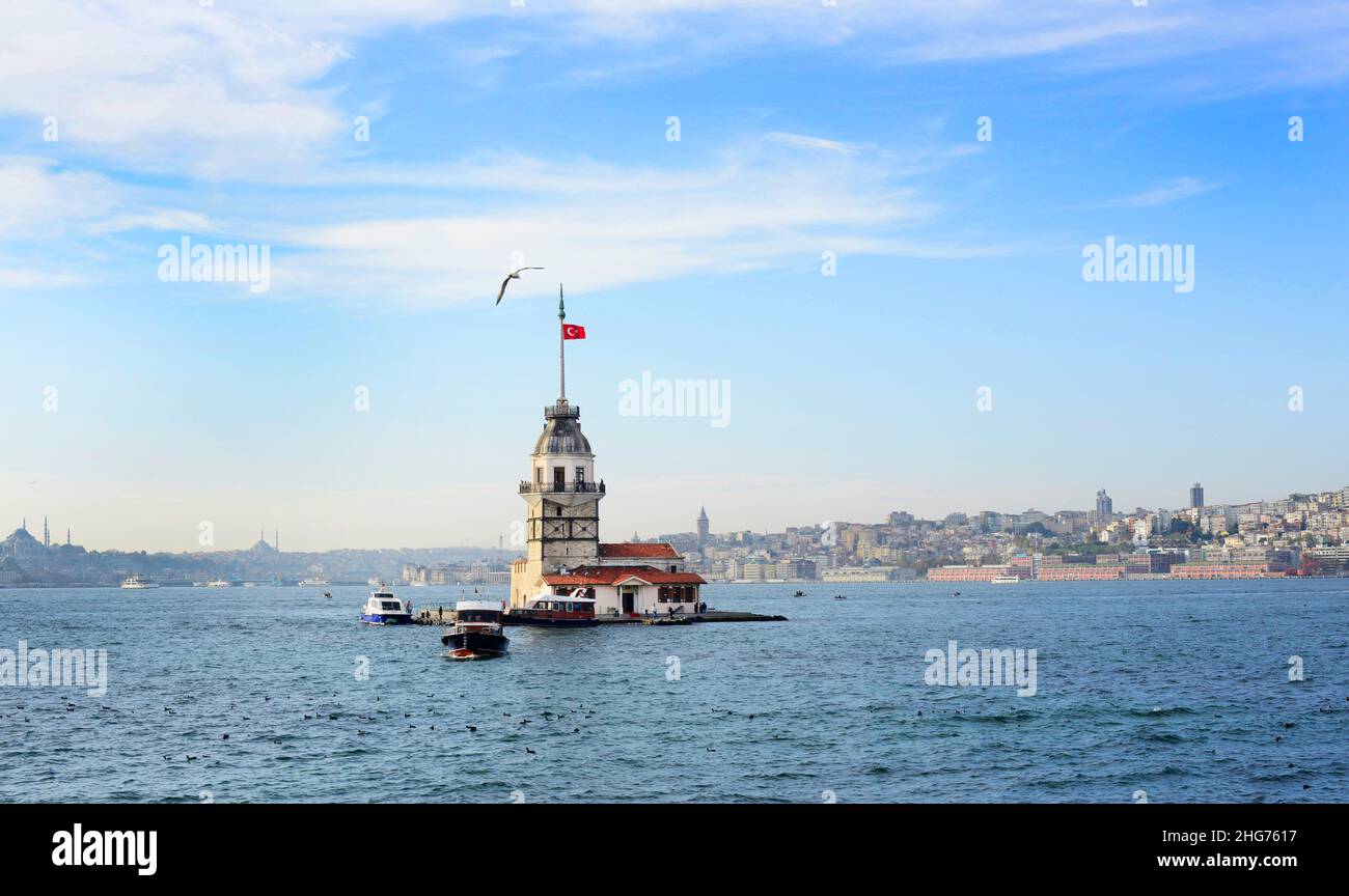 Torre de la Doncella en el estrecho del Bósforo en Estambul, Turquía. Foto de stock