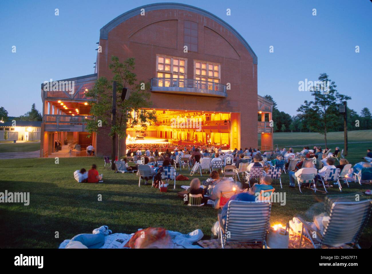 Lenox Massachusetts, Tanglewood Ozawa Hall concierto nocturno música clásica actuación al aire libre, césped sillas plegables audiencia familias escuchando Foto de stock