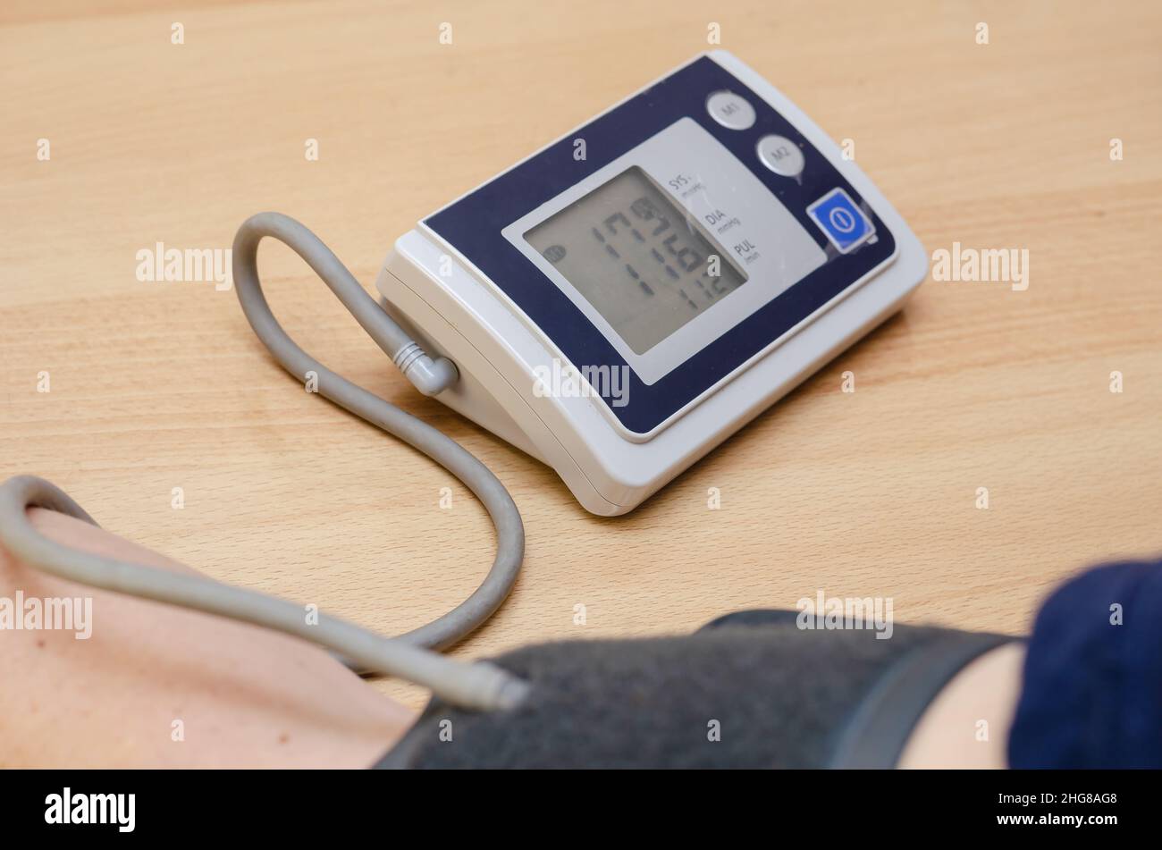 Medidor de presión sanguínea Digital mostrando las cifras normales, y una frecuencia  cardíaca Fotografía de stock - Alamy