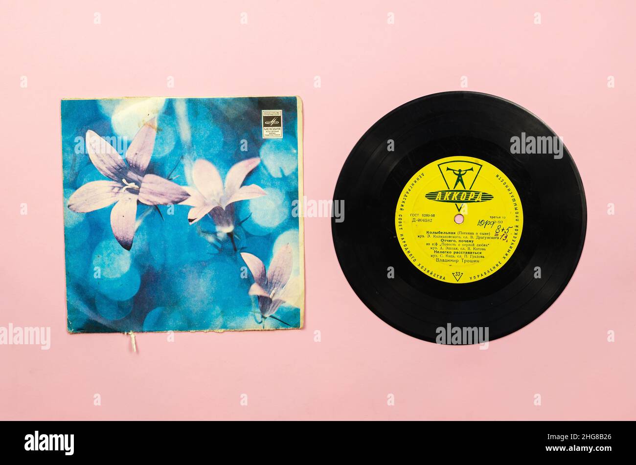Caja de vinilos Vintage 1960 / LP's con el mono original pulsando 'Please  Please Me' de The Beatles en la parte delantera Fotografía de stock - Alamy