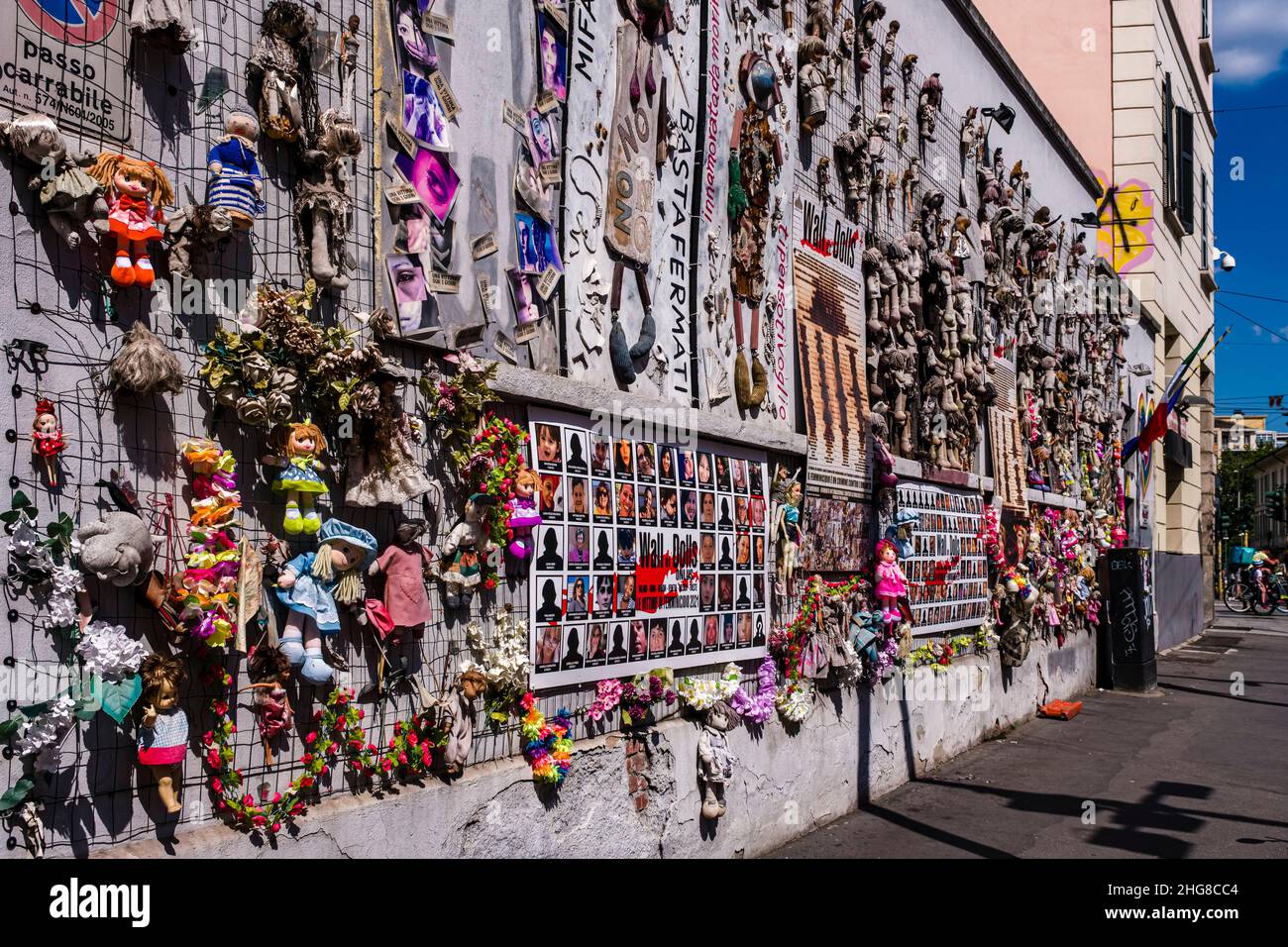 El Muro de las Muñecas, il Muro delle Bambole, una instalación de arte, que aumenta la conciencia de la violencia contra las mujeres. Foto de stock