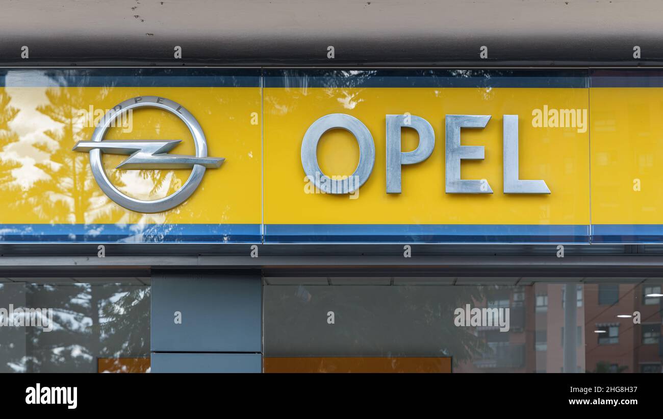 VALENCIA, ESPAÑA - 13 DE ENERO de 2022: Opel es un fabricante alemán de automóviles, filial de Stellantis Foto de stock