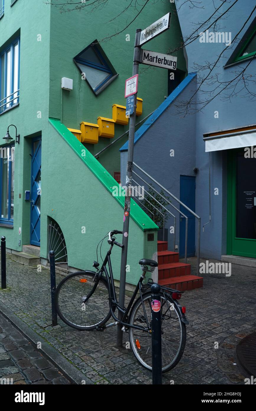 Bremen, Alemania - Jan 16 2022 Cerca de un barrio medieval están estas coloridas casas con buzones amarillos. Hay una bicicleta contra el cartel de la calle Foto de stock