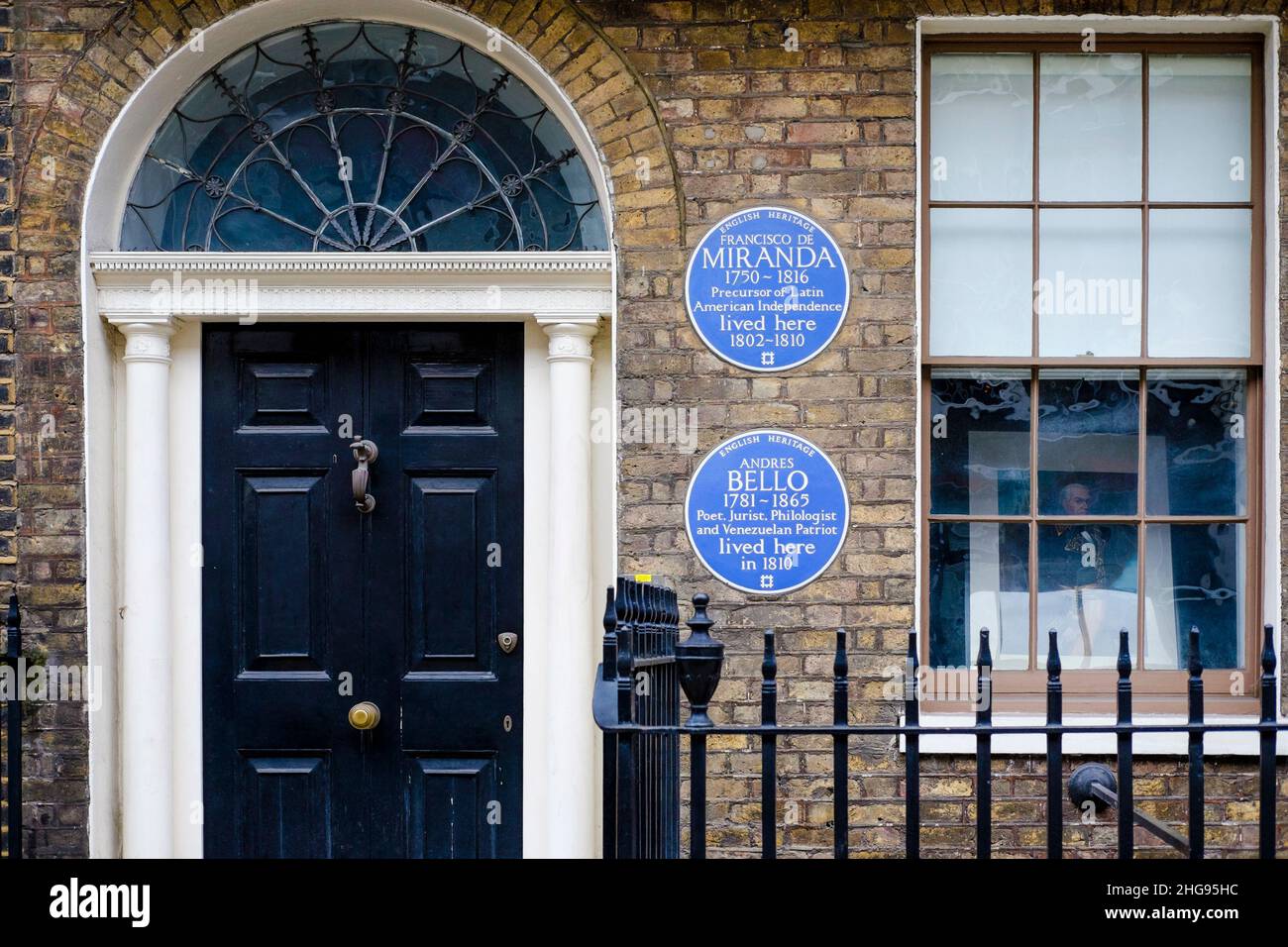 Placas azules del Patrimonio Inglés en 58 Grafton Way, Londres, en conmemoración de Francisco De Miranda y Andrés Bello que ambos vivieron en la casa en el 1800s. Foto de stock
