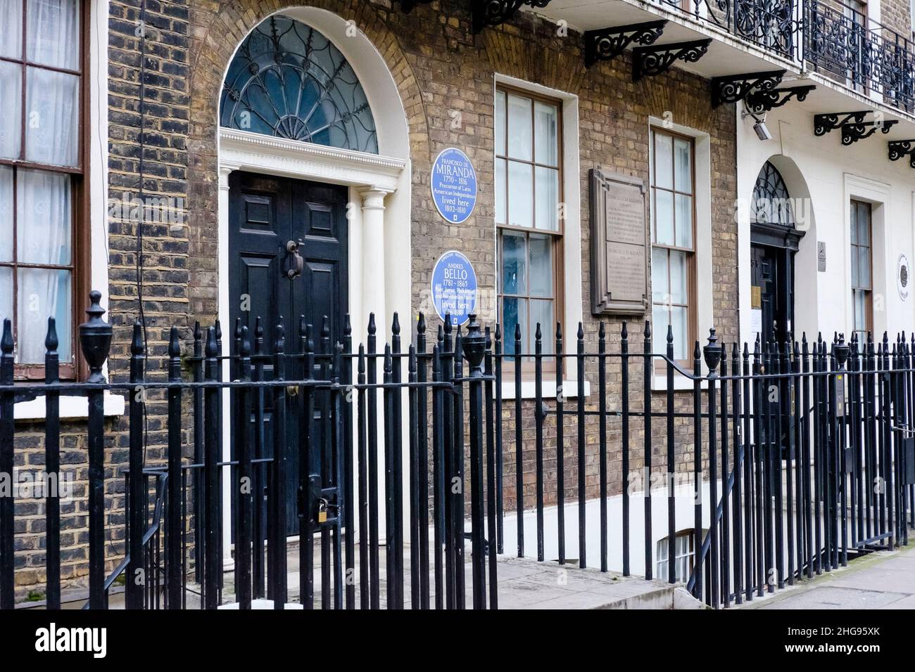 Placas azules del Patrimonio Inglés en 58 Grafton Way, Londres, en conmemoración de Francisco De Miranda y Andrés Bello que ambos vivieron en la casa en el 1800s. Foto de stock
