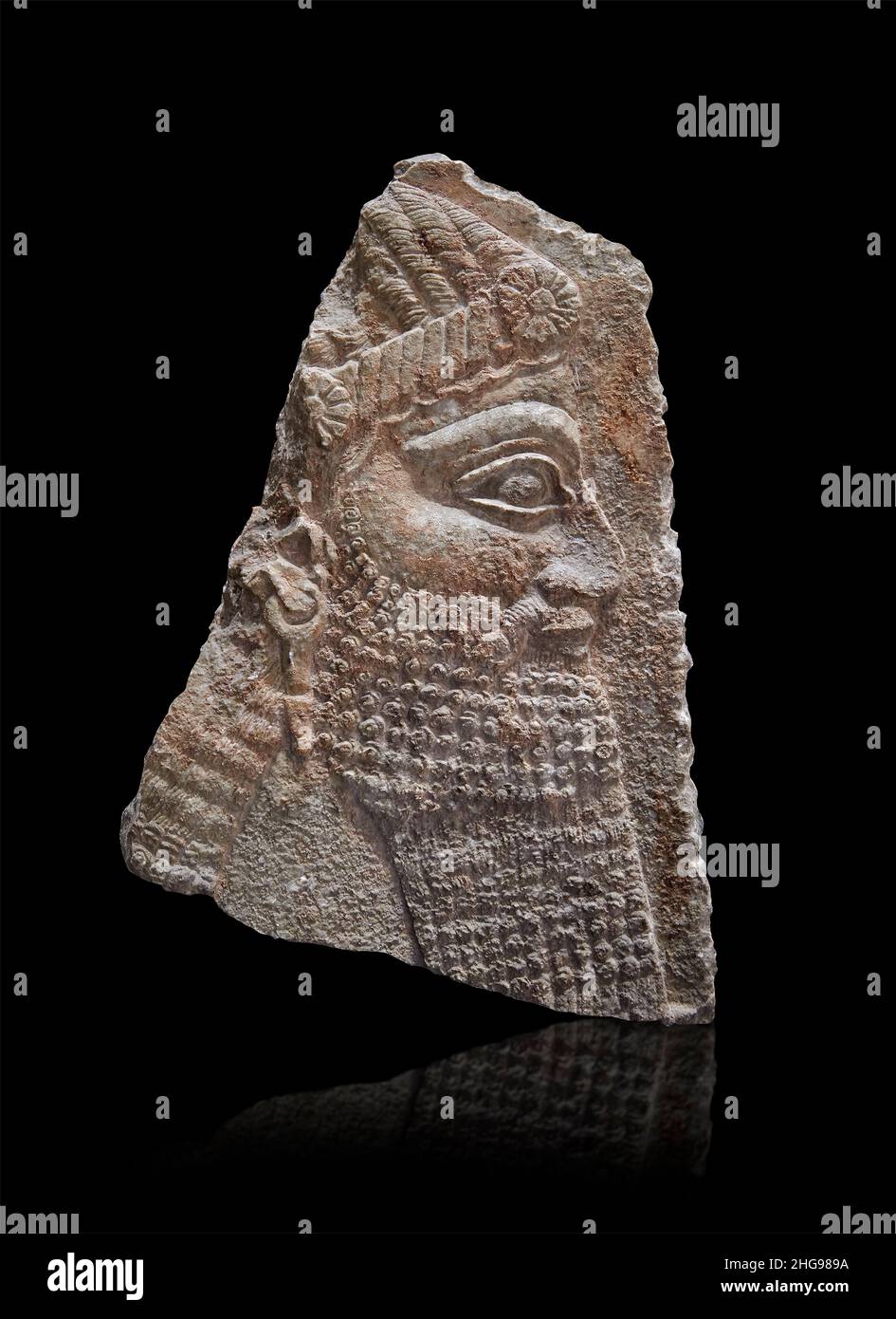 Antiguo panel de socorro asirio que representa a un sacerdote, 8th céntimos antes de Cristo, Palacio de Teglat-Phalasar III, Nimrud. Museo de Bellas Artes de Lyon inv 1936-60. Foto de stock