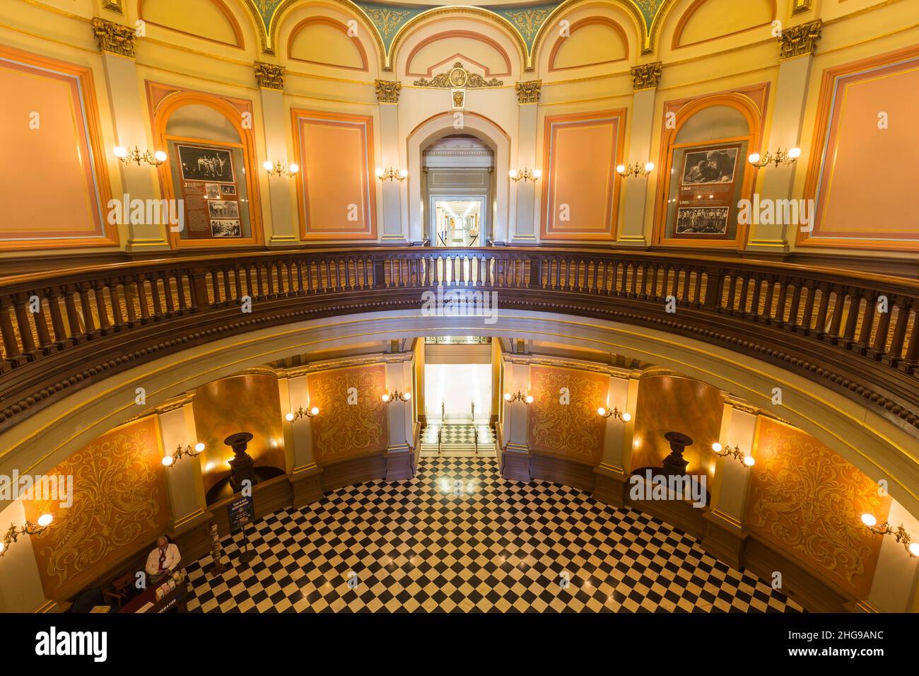 SACRAMENTO, CALIFORNIA - 4 de julio de 2014: Rotonda histórica dentro del edificio capitolio del estado de California. Foto de stock