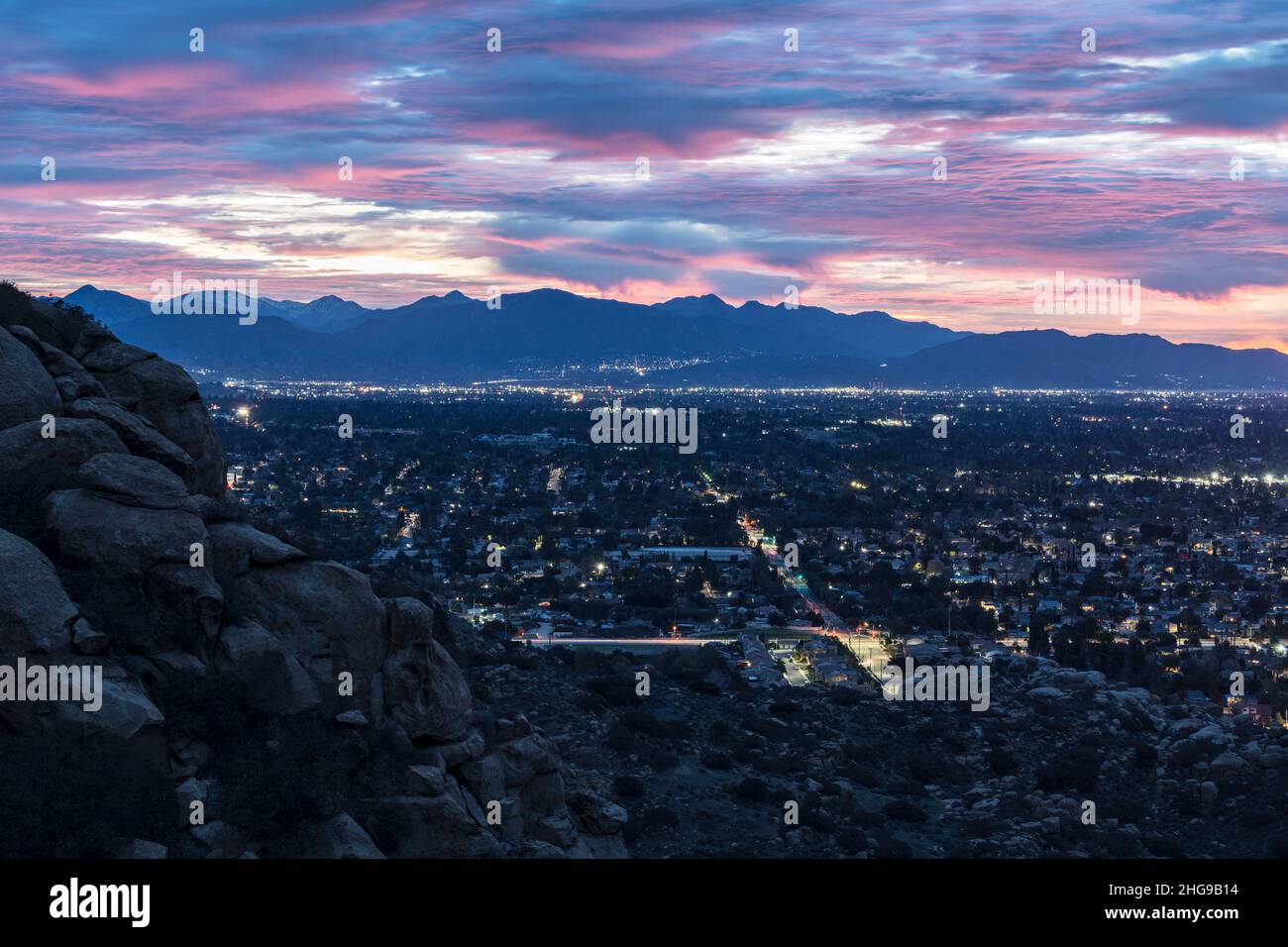 Vista colorida del amanecer del Valle de San Fernando y las Montañas San Gabriel en Los Angeles, California. Foto tomada en Santa Susana Pass. Foto de stock