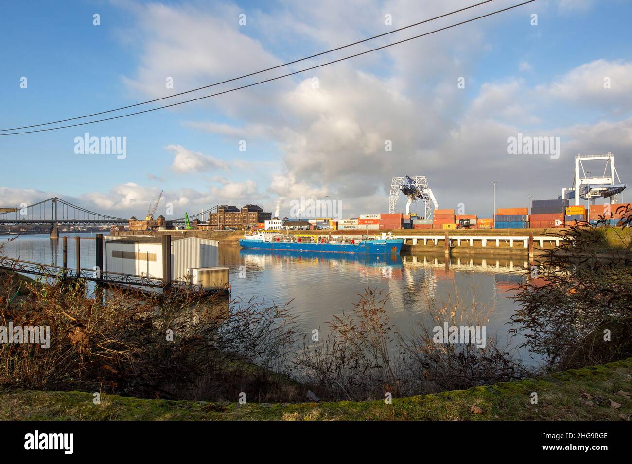 Krefeld - Vista al buque remolcado y descarga de carga GPL para las fábricas cercanas, Renania del Norte Westfalia, Alemania, 18.01.2022 Foto de stock