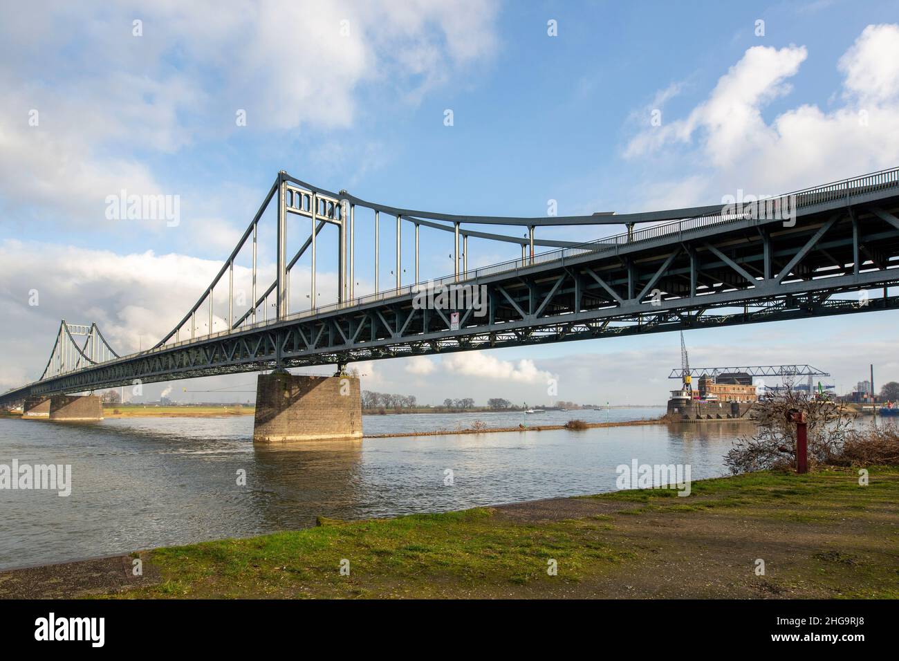 Krefeld - Vista desde el Río-Rin-Puente hacia Harbour-Head en invierno con Blue Sky, Renania del Norte Westfalia, Alemania,18.01.2022 Foto de stock