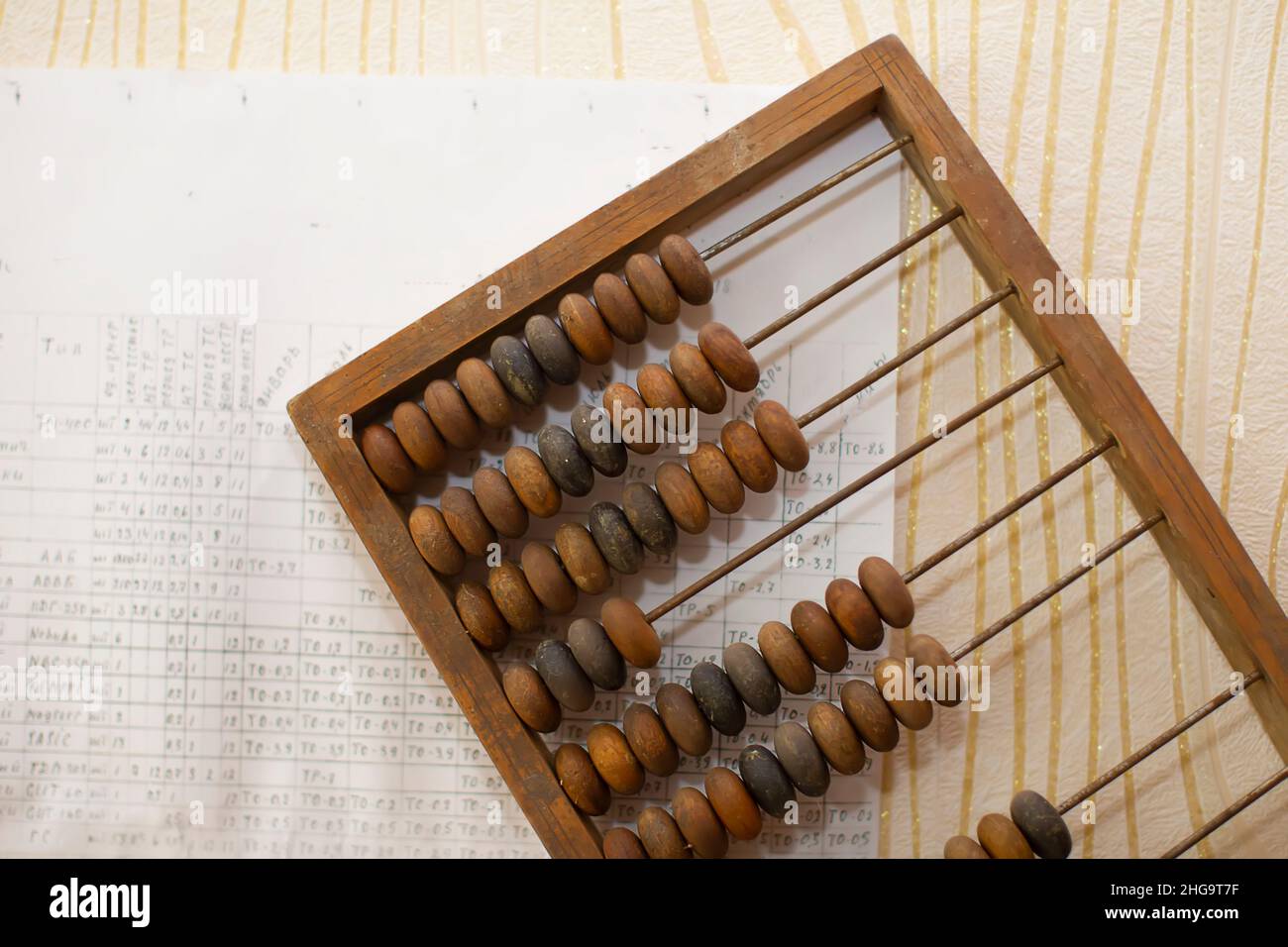 Antiguo ábaco de madera en el fondo de las cartas. Foto de stock