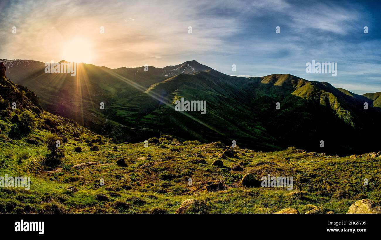 Un hermoso paisaje de montaña. Una encantadora vista de primavera. Zangezur Montañas. Armenia. Foto de stock
